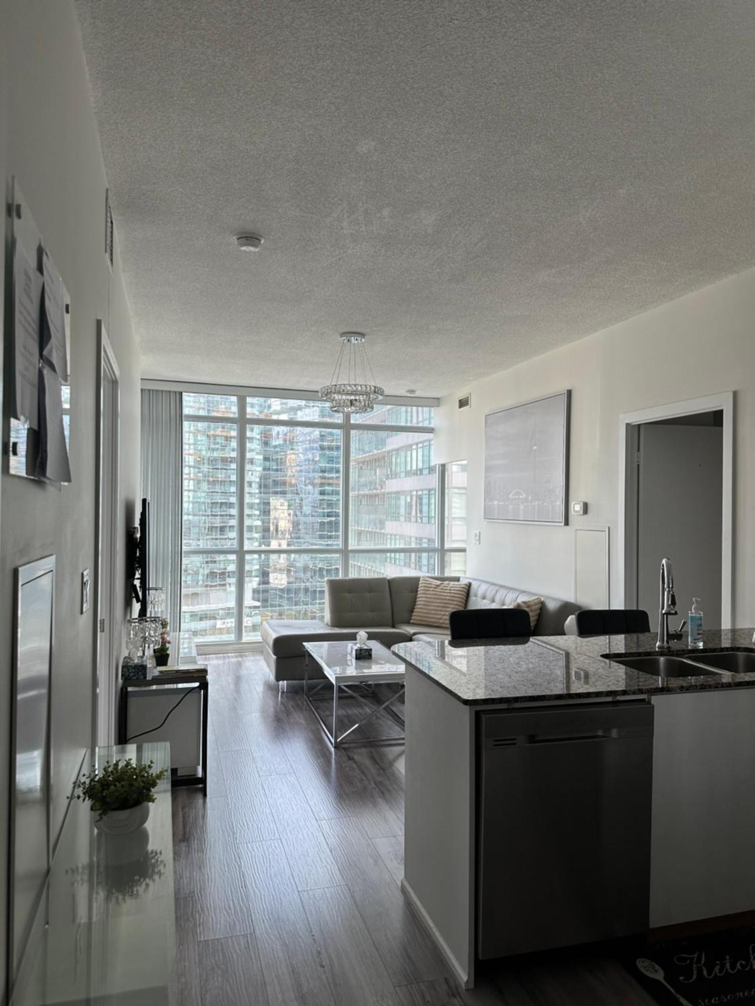 Newly Updated 2Br, 2Bath & Den In Downtown Toronto Beside Union Station & Scotia Bank Arena! Exterior photo