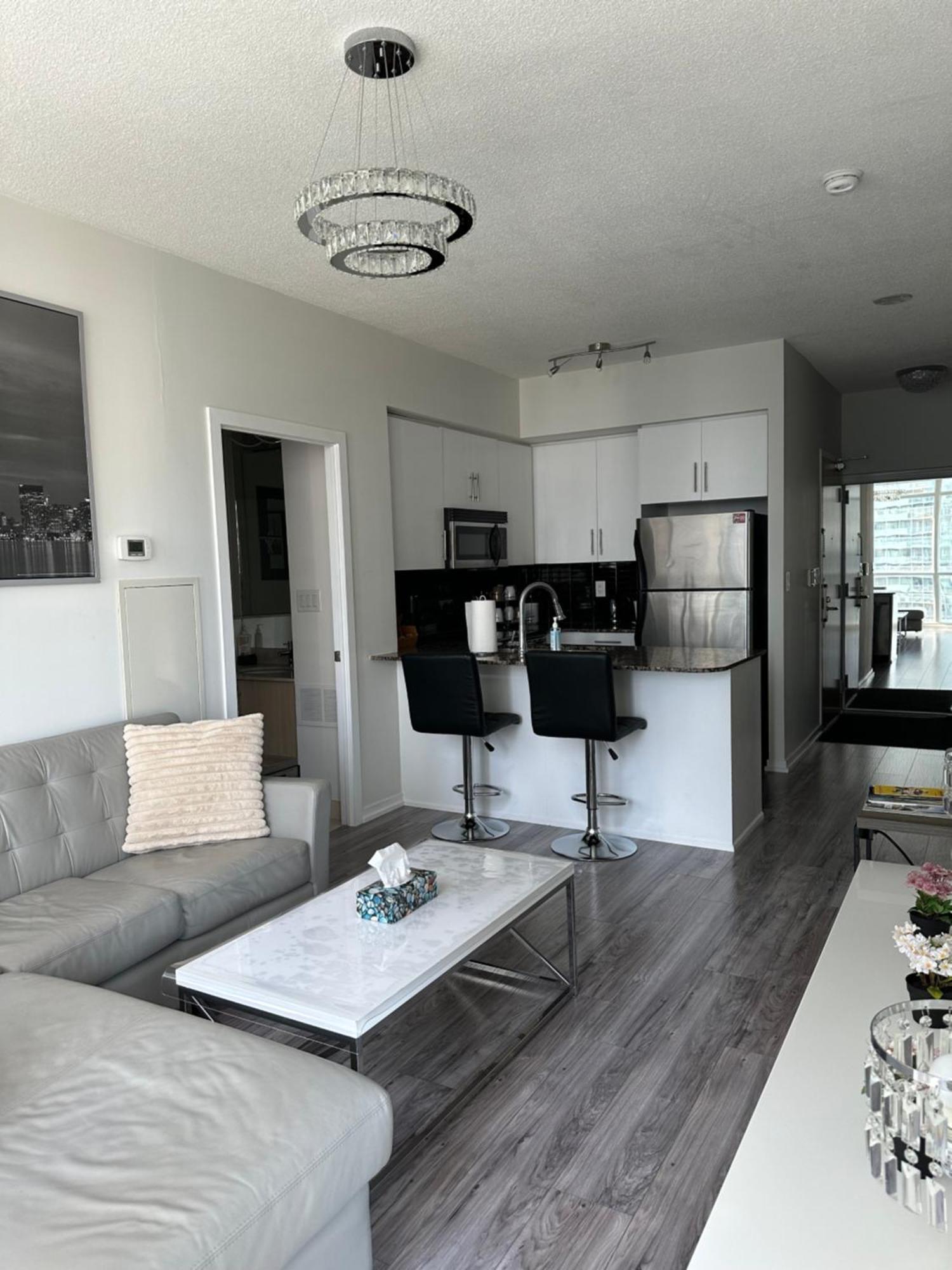 Newly Updated 2Br, 2Bath & Den In Downtown Toronto Beside Union Station & Scotia Bank Arena! Exterior photo