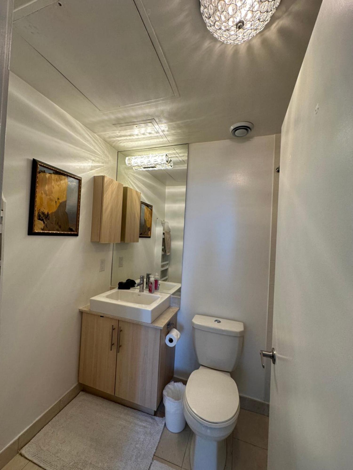 Newly Updated 2Br, 2Bath & Den In Downtown Toronto Beside Union Station & Scotia Bank Arena! Exterior photo