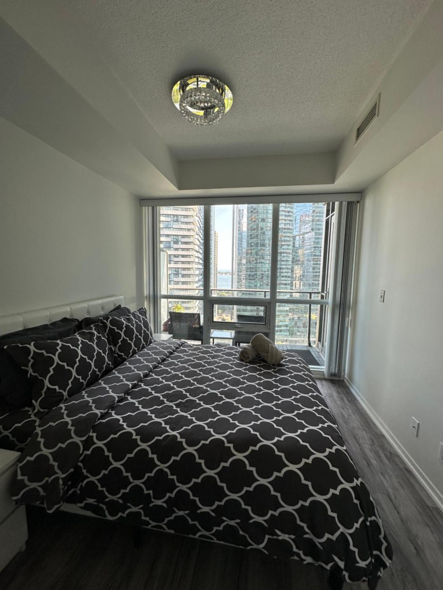Newly Updated 2Br, 2Bath & Den In Downtown Toronto Beside Union Station & Scotia Bank Arena! Exterior photo