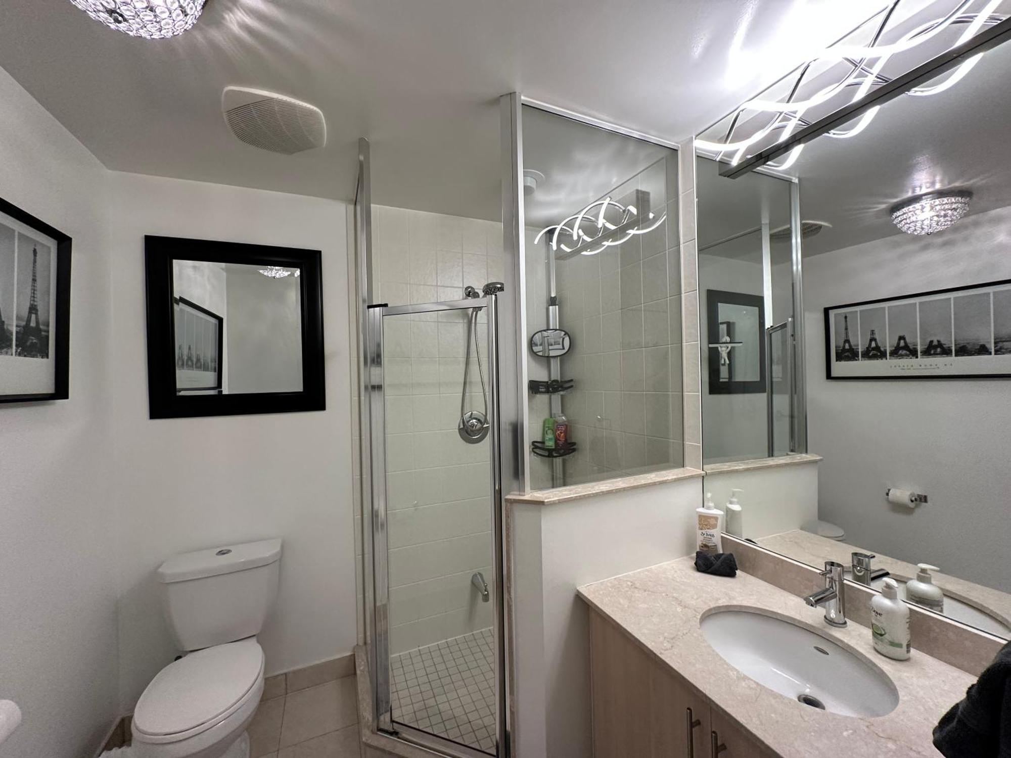 Newly Updated 2Br, 2Bath & Den In Downtown Toronto Beside Union Station & Scotia Bank Arena! Exterior photo