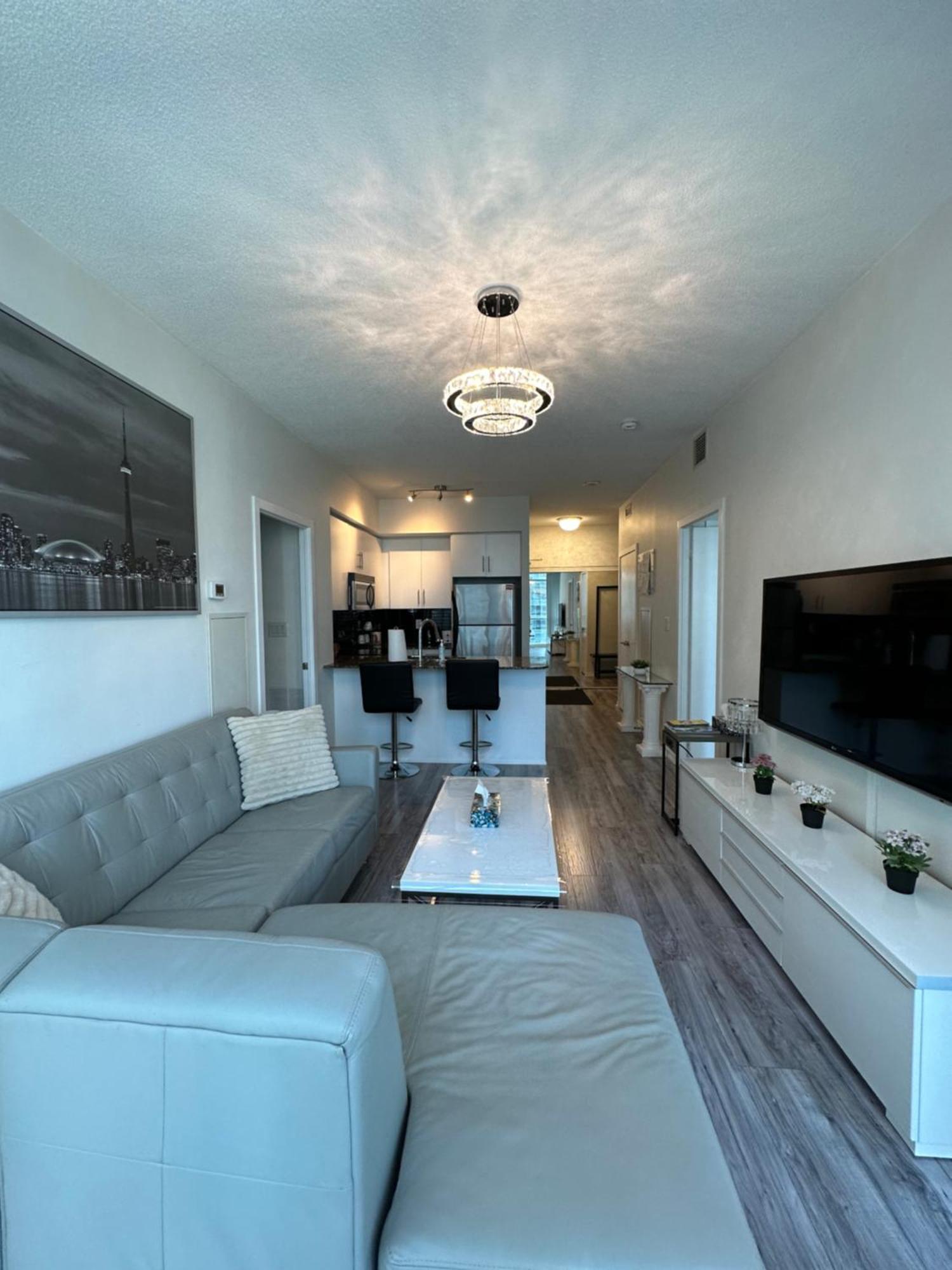 Newly Updated 2Br, 2Bath & Den In Downtown Toronto Beside Union Station & Scotia Bank Arena! Exterior photo