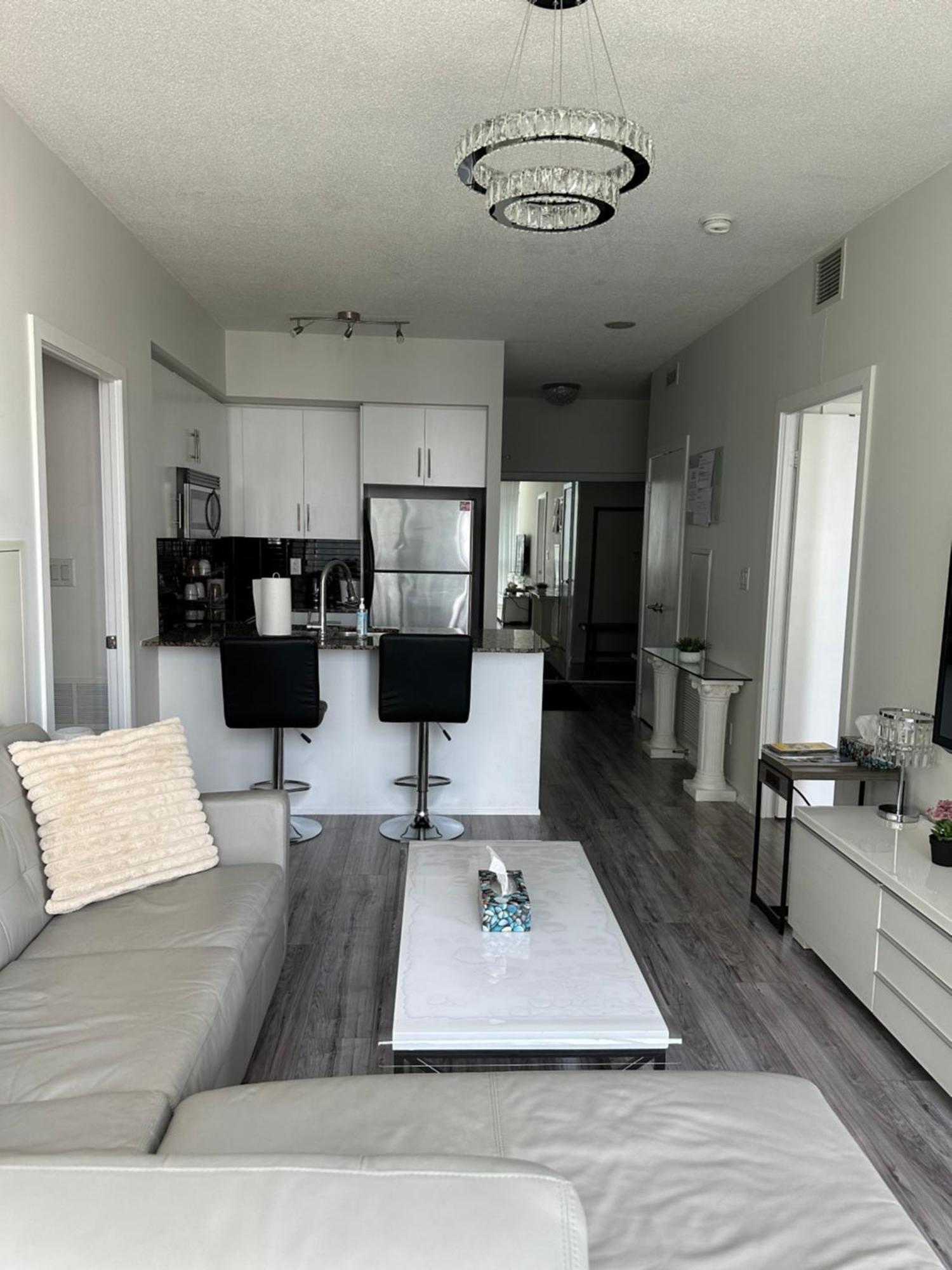 Newly Updated 2Br, 2Bath & Den In Downtown Toronto Beside Union Station & Scotia Bank Arena! Exterior photo