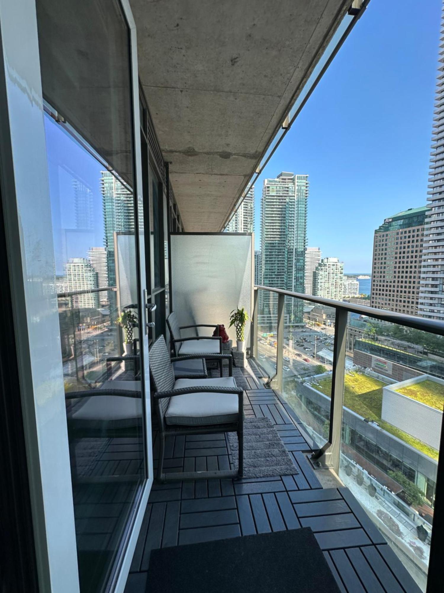 Newly Updated 2Br, 2Bath & Den In Downtown Toronto Beside Union Station & Scotia Bank Arena! Exterior photo