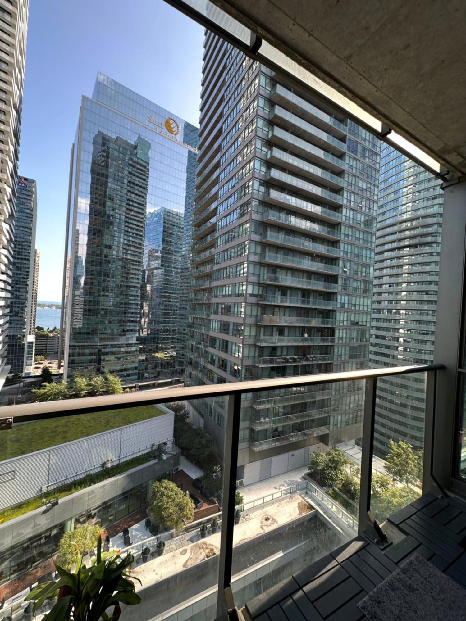 Newly Updated 2Br, 2Bath & Den In Downtown Toronto Beside Union Station & Scotia Bank Arena! Exterior photo