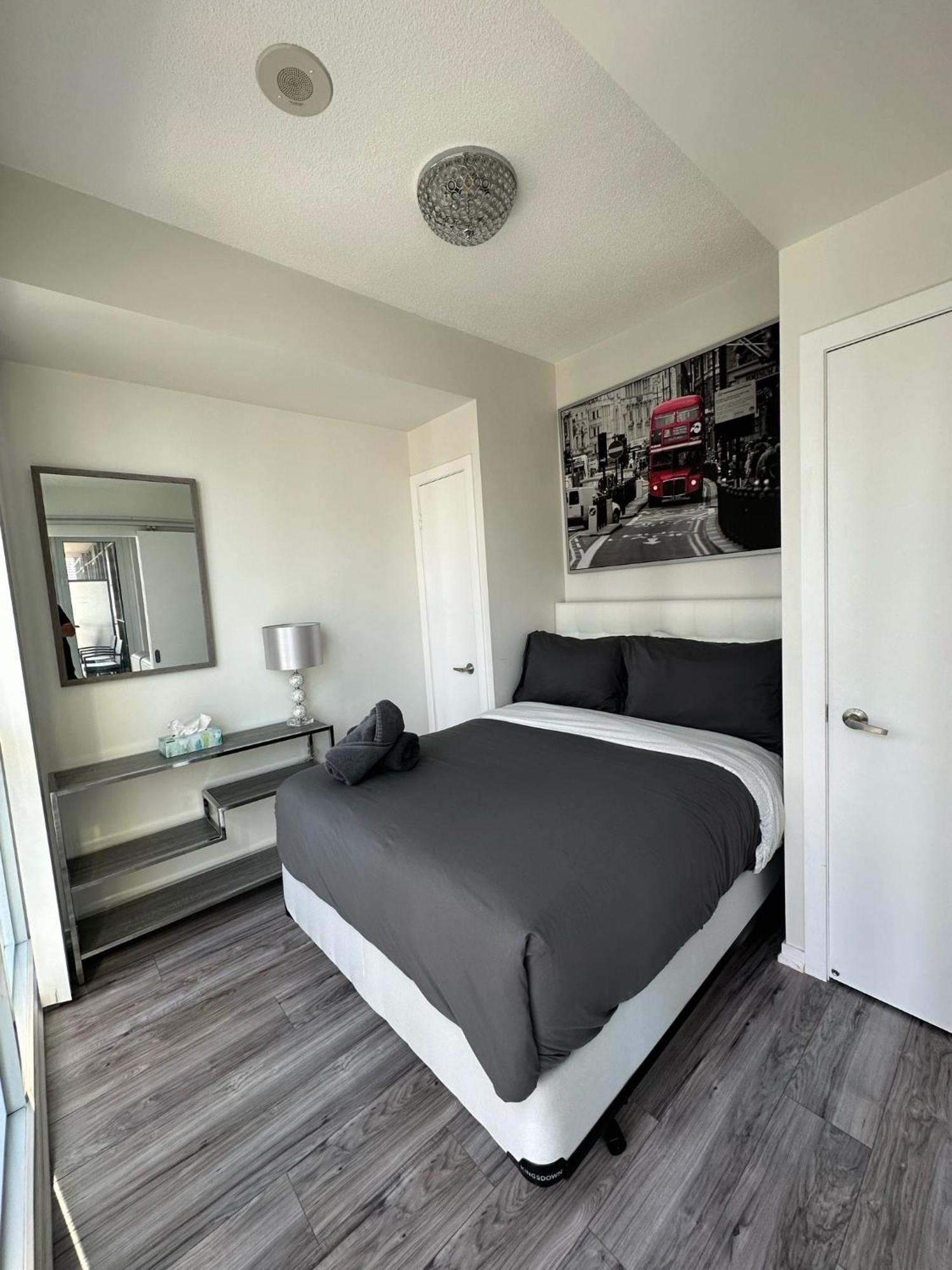 Newly Updated 2Br, 2Bath & Den In Downtown Toronto Beside Union Station & Scotia Bank Arena! Exterior photo
